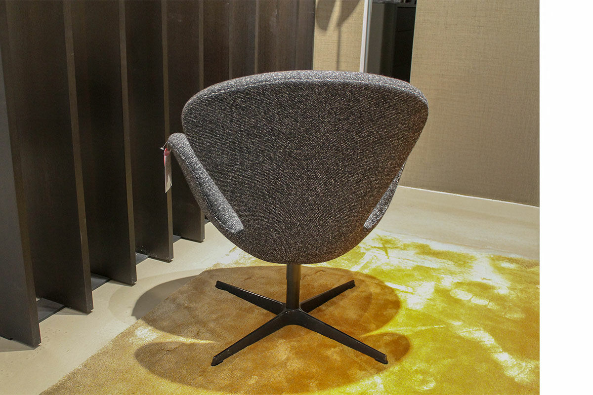 Fritz Hansen - Stuhlsessel Swan Chair Stoff Vanir Granite Brow Dunkelgrau Gestell Aluminium Schwarz Mit Rückholfunktion - 3