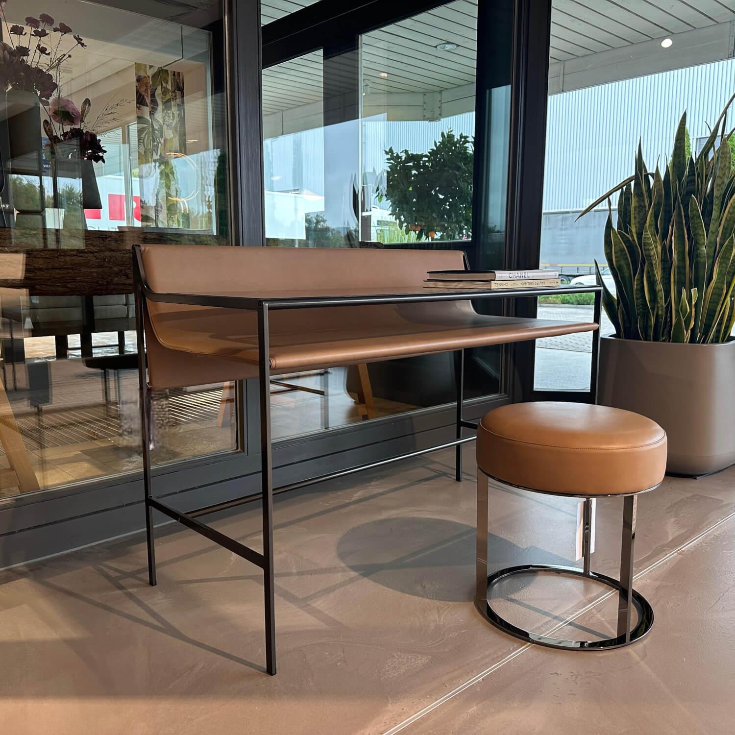 B&B Italia - Schreibtisch Quiet Lines Platte Rauchglas Und Leder Kasia 330 Nussbaum Braun Gestell Schwarz Verchromt Mit Hocker - 5