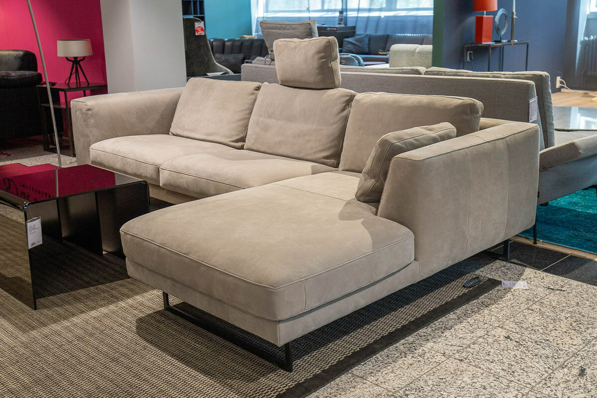 De Sede - Ecksofa DS-748 Leder 43 Kaschmir 17 Taupe Gestell Schwarz Matt mit Kopfstützbügel und 2 Kissen  - 3