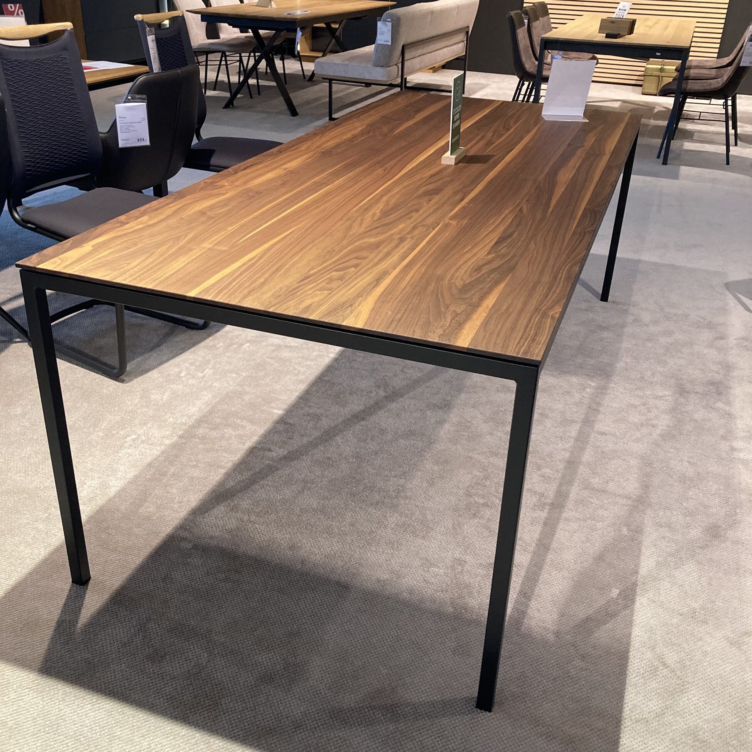 Willisau - Esstisch Dino Platte Amerikanischer Nussbaum Gestell Metall Schwarz Pulverbeschichtet  - 5