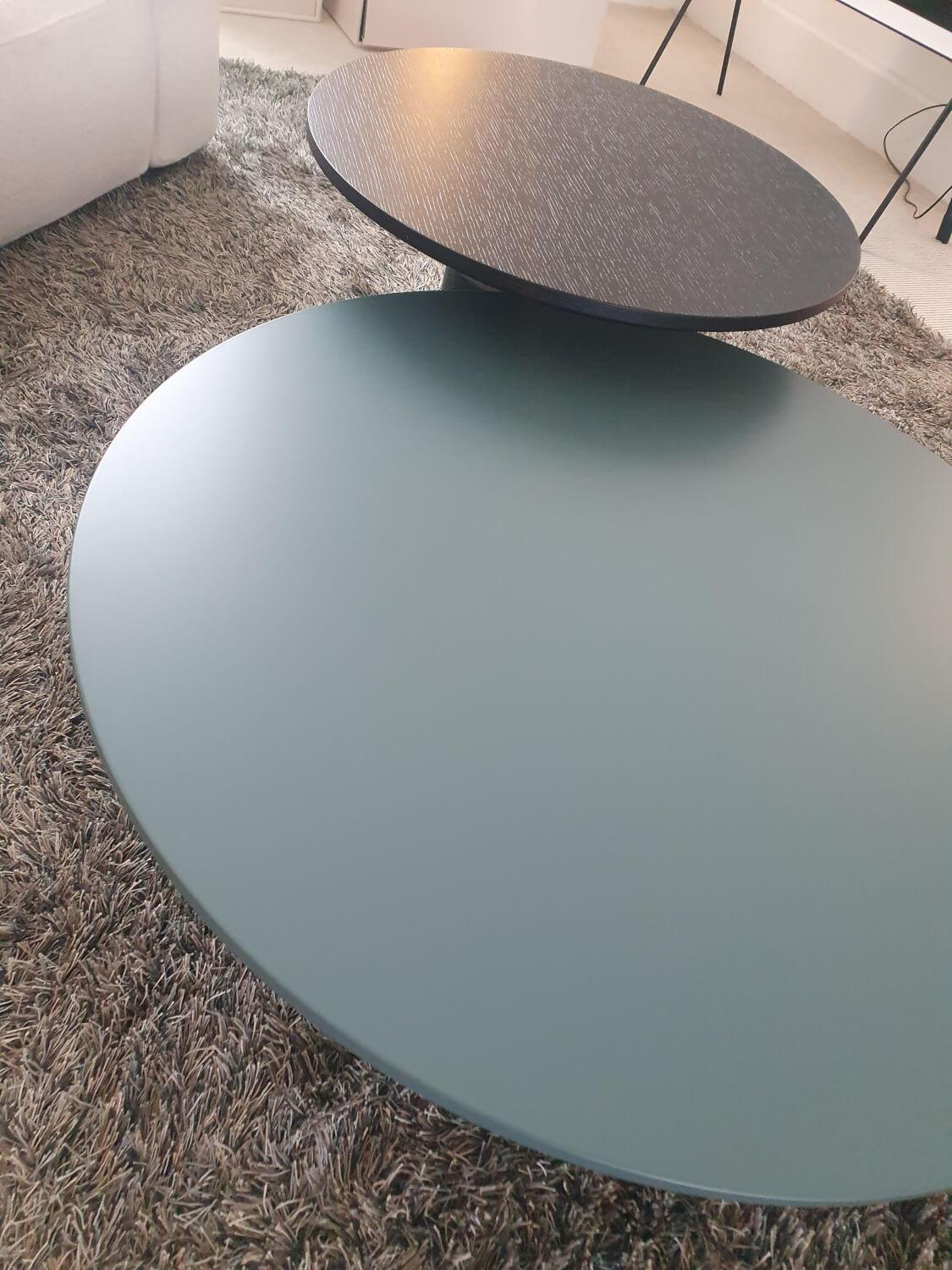 Cassina - Beistelltisch Sengu Low Table 577 Platte Matt Lackiert Petrolio Blau Sockel Marmor Bianco Carrara Opaco Weiß - 3