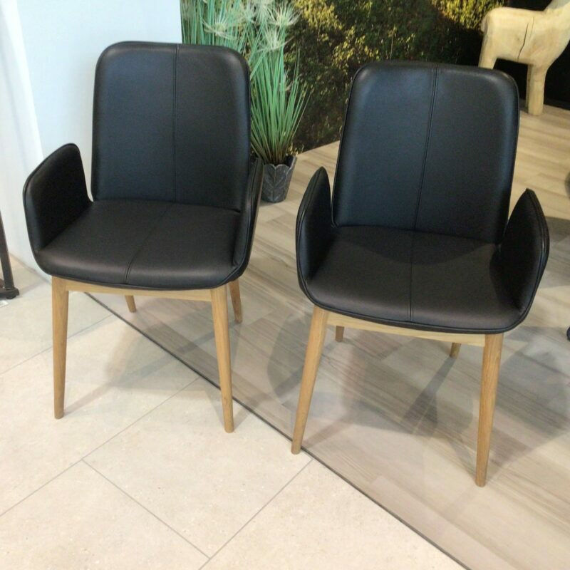 2er-Set Stuhl Urbino Stuhl Leder Massiv Nero Füße Eiche Natur mit Armlehne