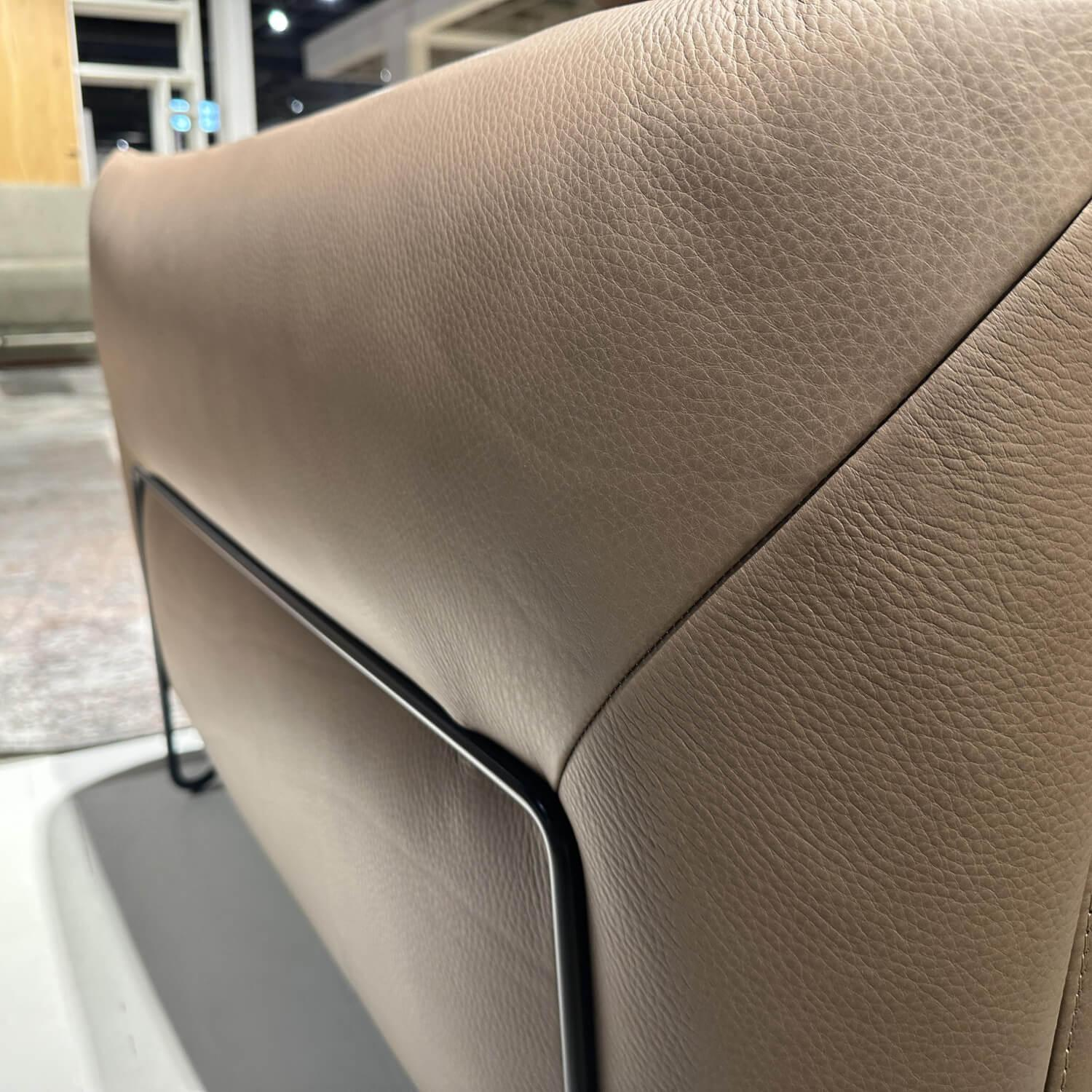 Calia Italia - Polstergarnitur 2er Set Sofa Confetto Leder Nature Terra 74 Braun Metallfuß Schwarz Matt Mit Relaxfunktion - 4