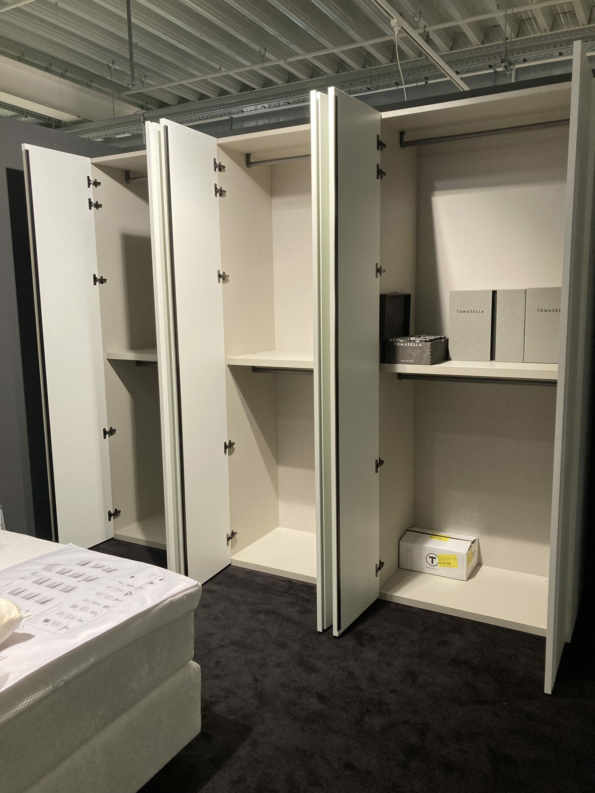Contur - Drehtürenschrank Loretto Gola Smart Lack Bianco Gesso Weiß Innen Stoffoptik Tramato - 5