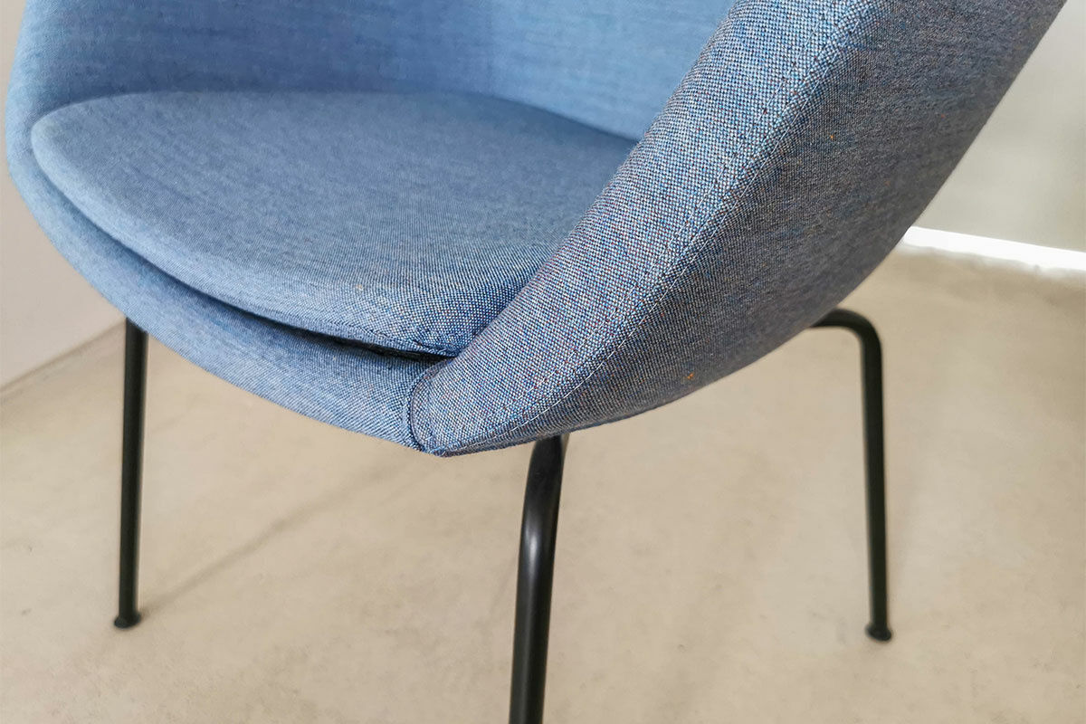 Fritz Hansen - 2er-Set Armlehnstuhl Little Giraffe Stoff Remix Blau Gestell Schwarz Bezug Abnehmbar - 5