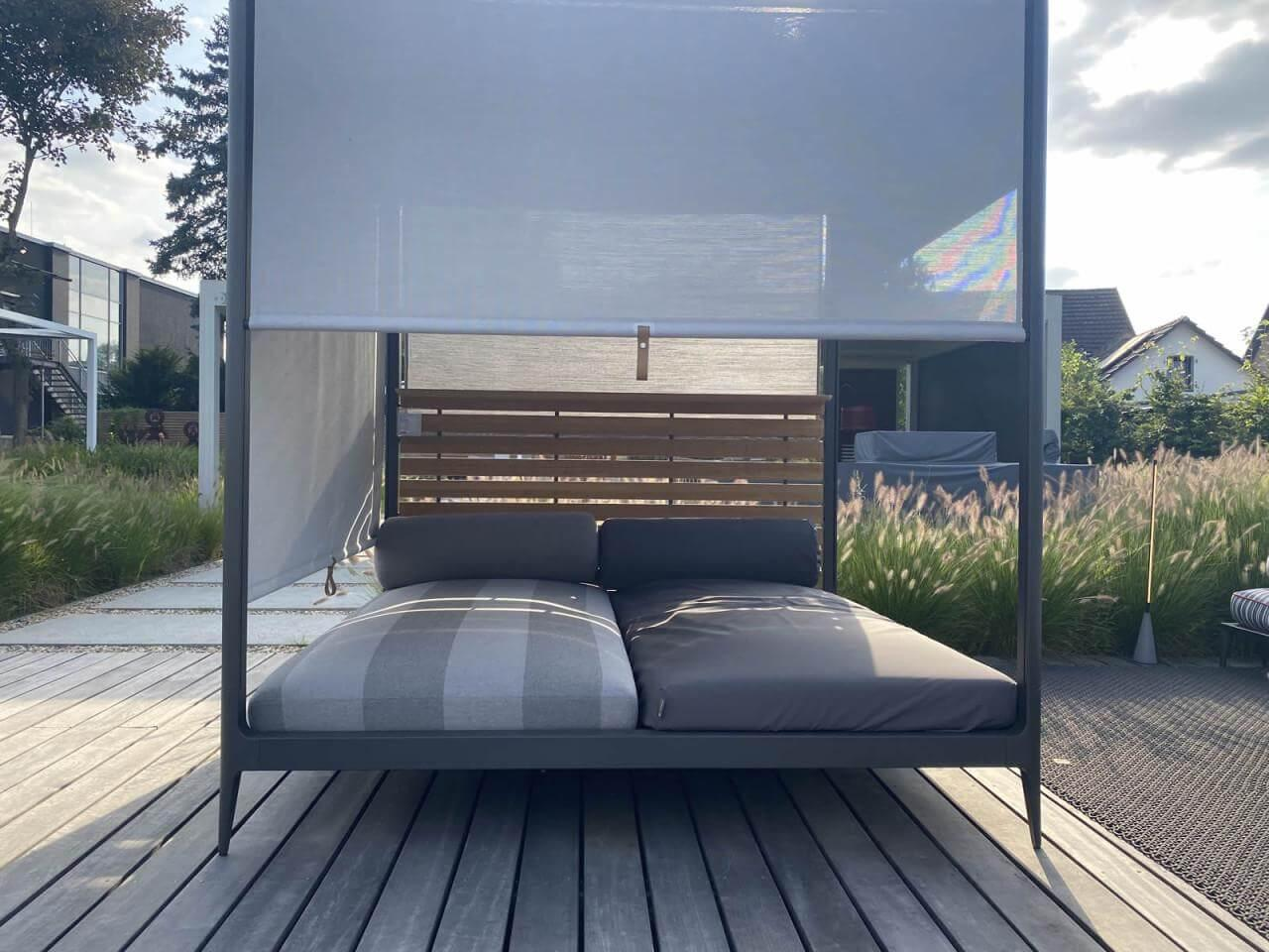 Gloster - Doppelliege Lodge Cabana Rahmen Aluminium Meteor Schwarz Pulverbeschichtet Stoff Blend Fog Grau Rücken Holz Teak - 3