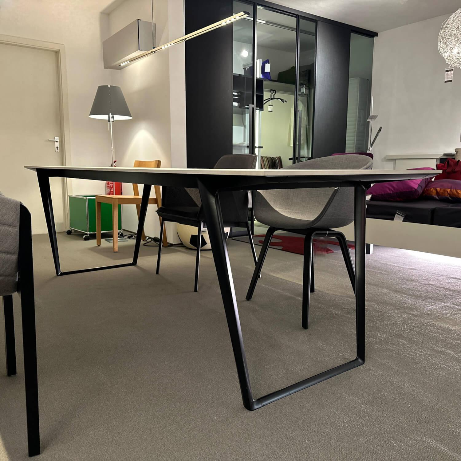 MDF Italia - Tisch Axy Outdoor Platte Kunststein Calce P107 Hellgrau Gestell Struktur Lackiert Matt Graphitgrau - 3