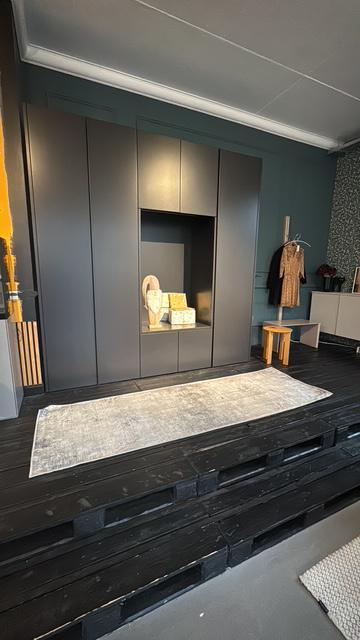 Schönbuch - Schrank Cabin Mattlack Schieferschwarz Schwarz Innen Melamin Dunkelgrau Mit Indirekter Beleuchtung - 3