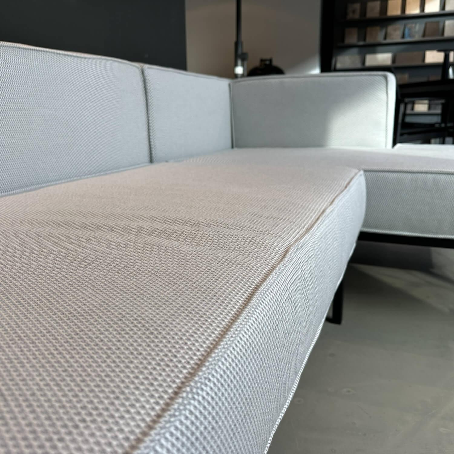 Zumsteg - Loungegruppe Iconic Stoff Sunbrella Lopi Ash Grau Bänder Tanne Bordeaux Rot Gestell Edelstahl Schwarz Pulverbeschichtet - 3