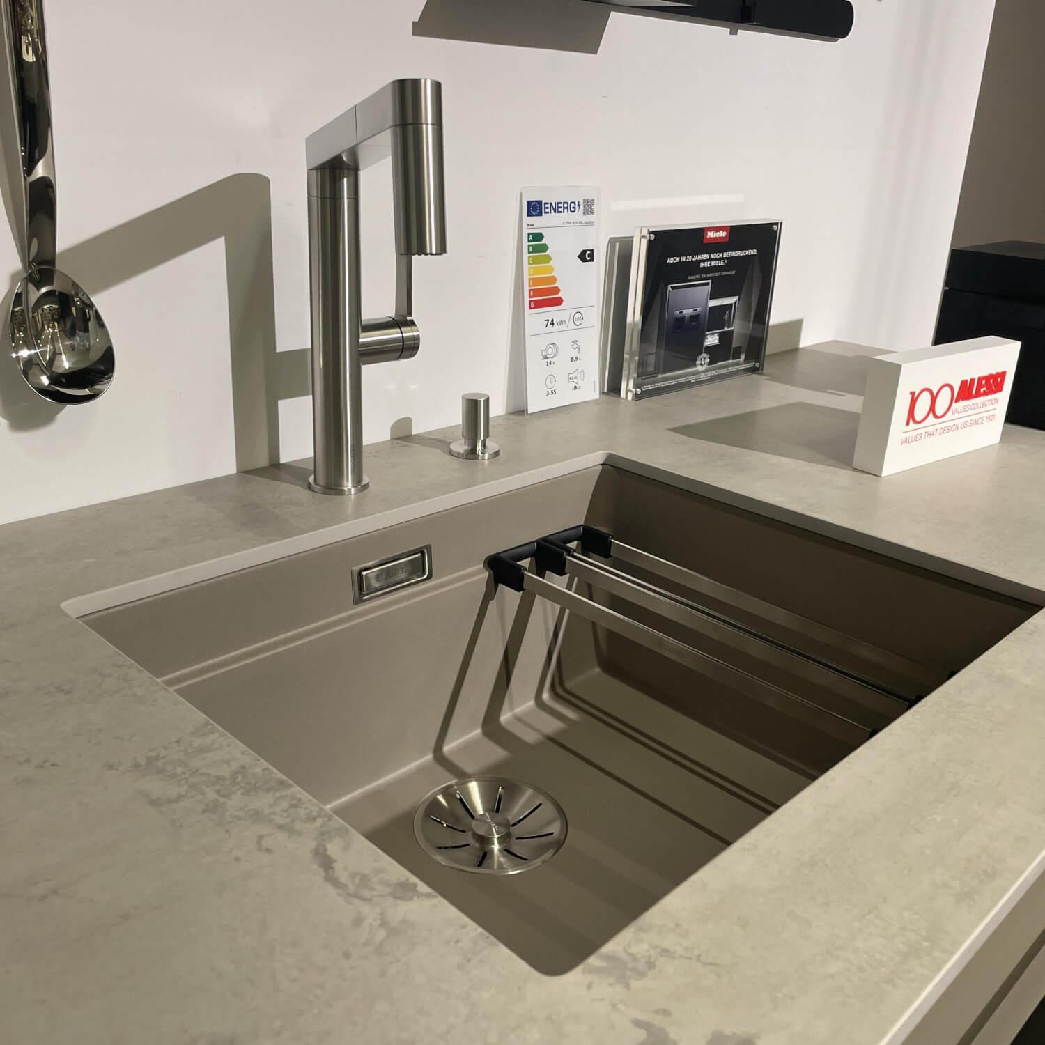 Siematic - Küche Urban SC 45 Front SimiLaque Muskat Samtmatt Beige Grau Absetzung Holzdekor Larix Terra Dunkelbraun Arbeitsplatte Keramik Betonoptik Grau Inklusive Elektrogeräte - 18