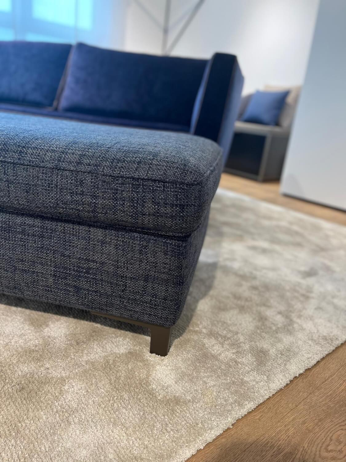 Christine Kröncke - Sofa Hailey Stoff Eloy 052 Navy Blue Gestell Metall 15 Rauchbraun Hocker Stoff Chameleon 086 Grau-Blau mit Hocker - 3