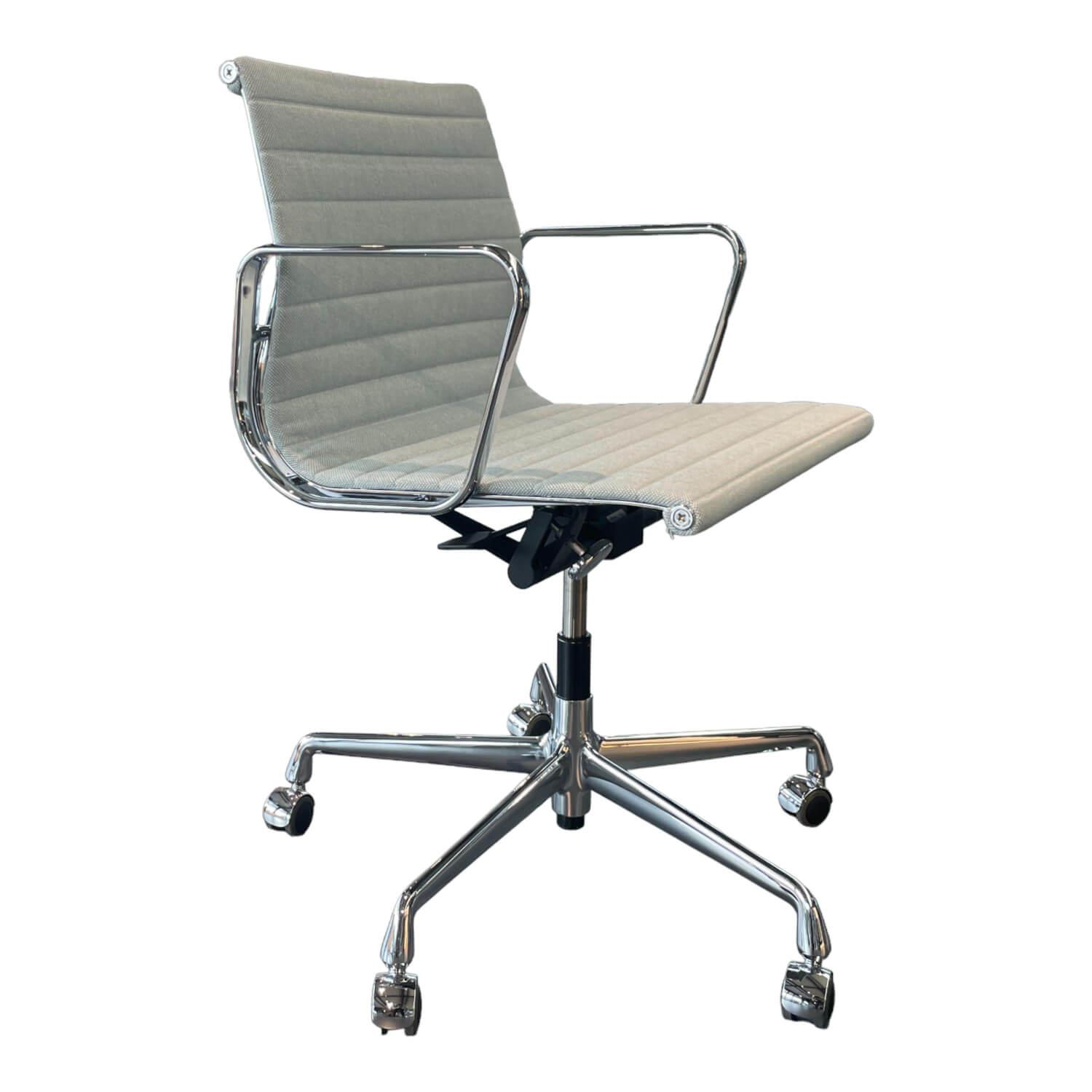 Aluminium Chair mit Rollen EA117 Stoff Hopsak Eisblau Elfenbein Untergestell Verchromt