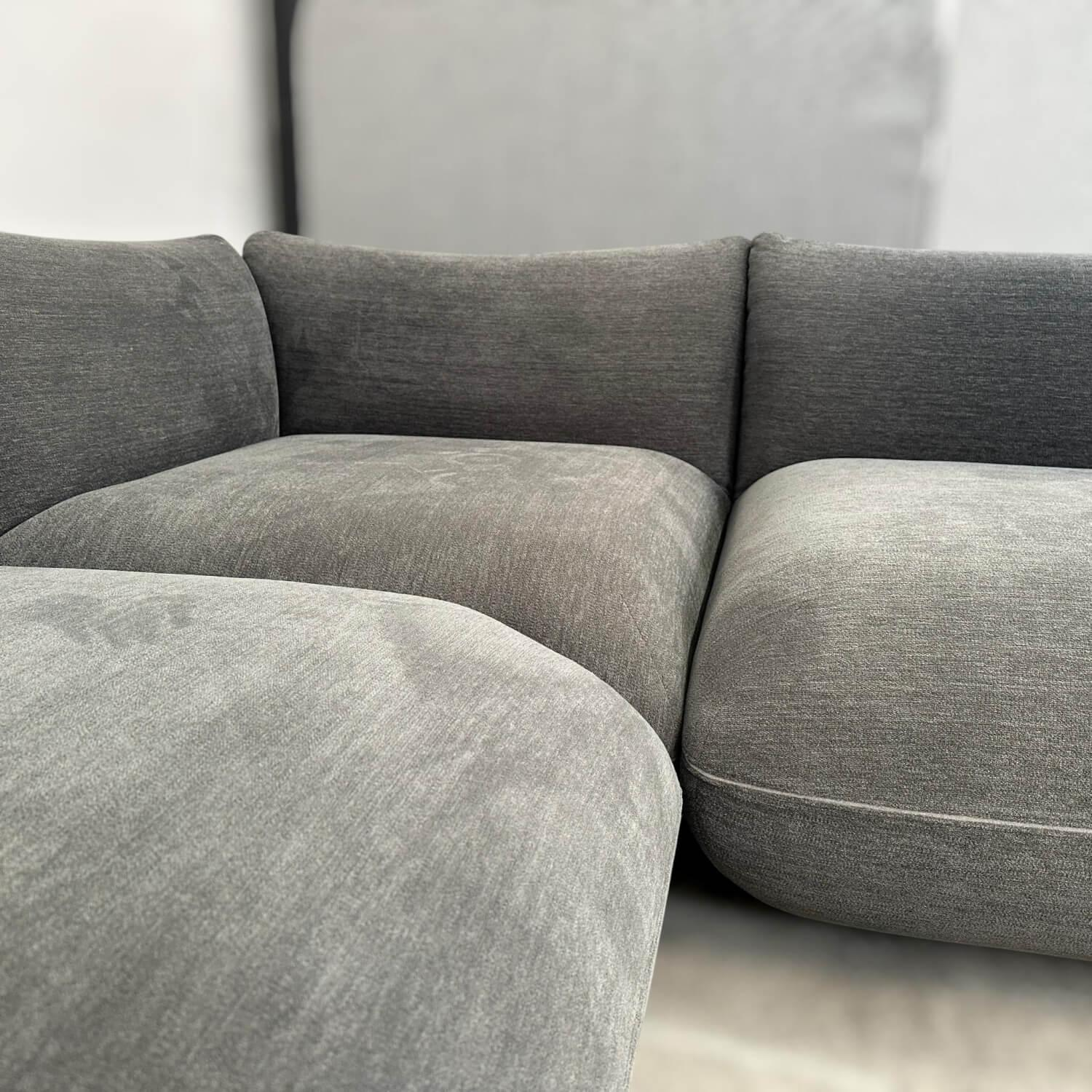 COR - Ecksofa Jalis Stoff 8145 Dunkelgrau Nahtband 5095 Kitt mit Anstellhocker und 2 Kissen - 2