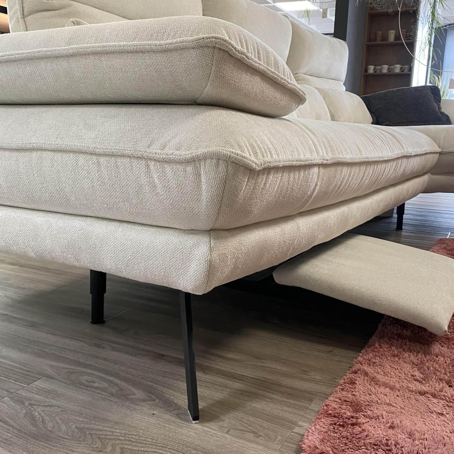 Hukla - Ecksofa Henner Stoff Cyber Cyber Natur Grau Beige Creme Gestell Und Füße Edelstahl Lackiert Schwarz Mit Elektrischer Fußablage Inklusive Hocker Und 4 Kissen - 15