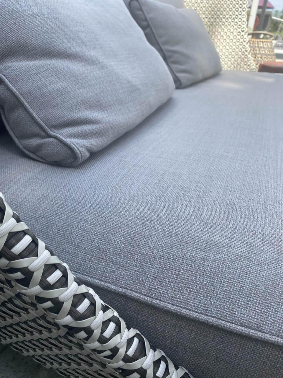 DEDON - Gartensofa Mbarq Geflecht Pepper Schwarz Weiß Gestell Lipari Weiß Inklusive Kissenset Warmgrey Grau - 2