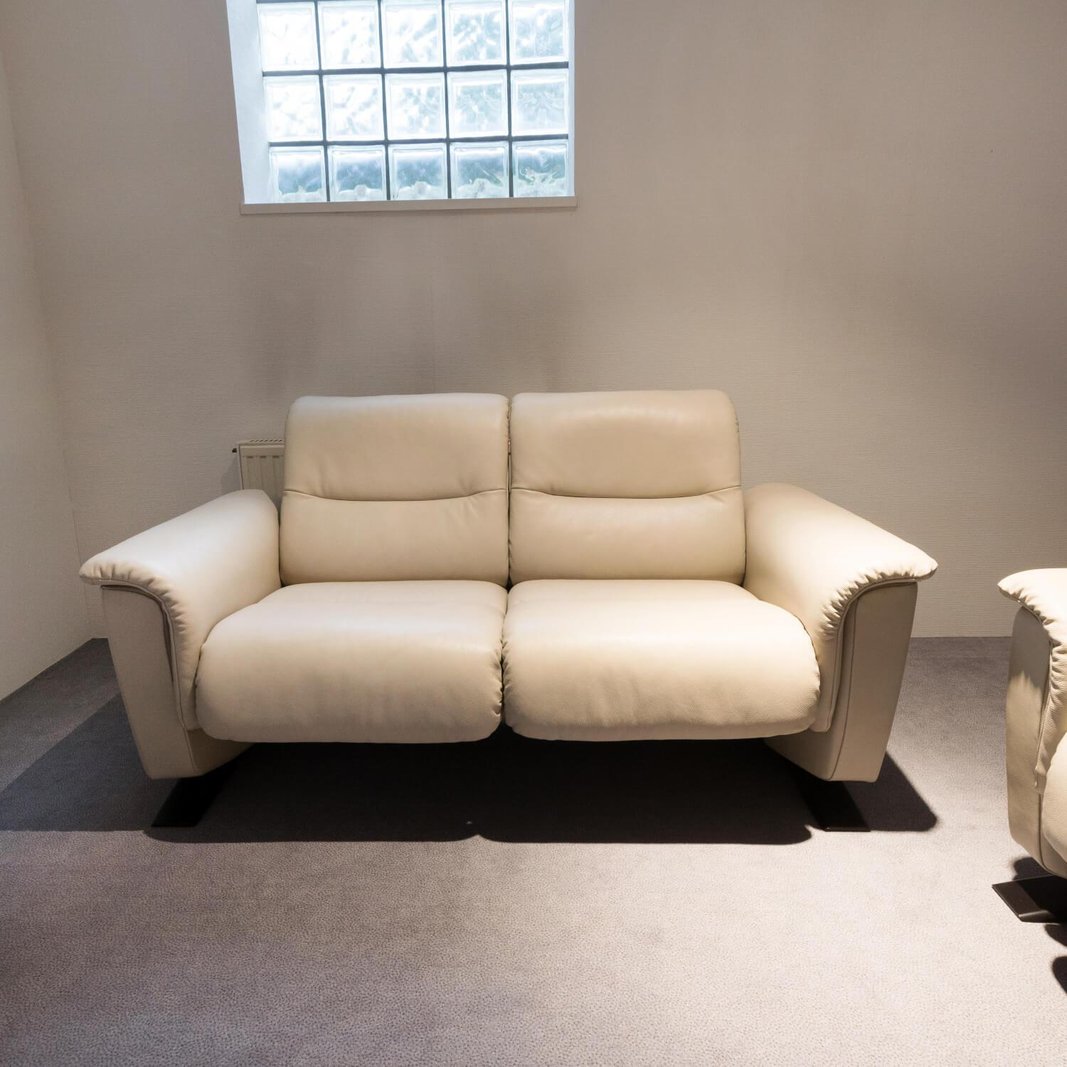 Sofa 2-Sitzer Panorama Balance Adapt Leder Cori Fog Fuß Wenge Gebeizt
