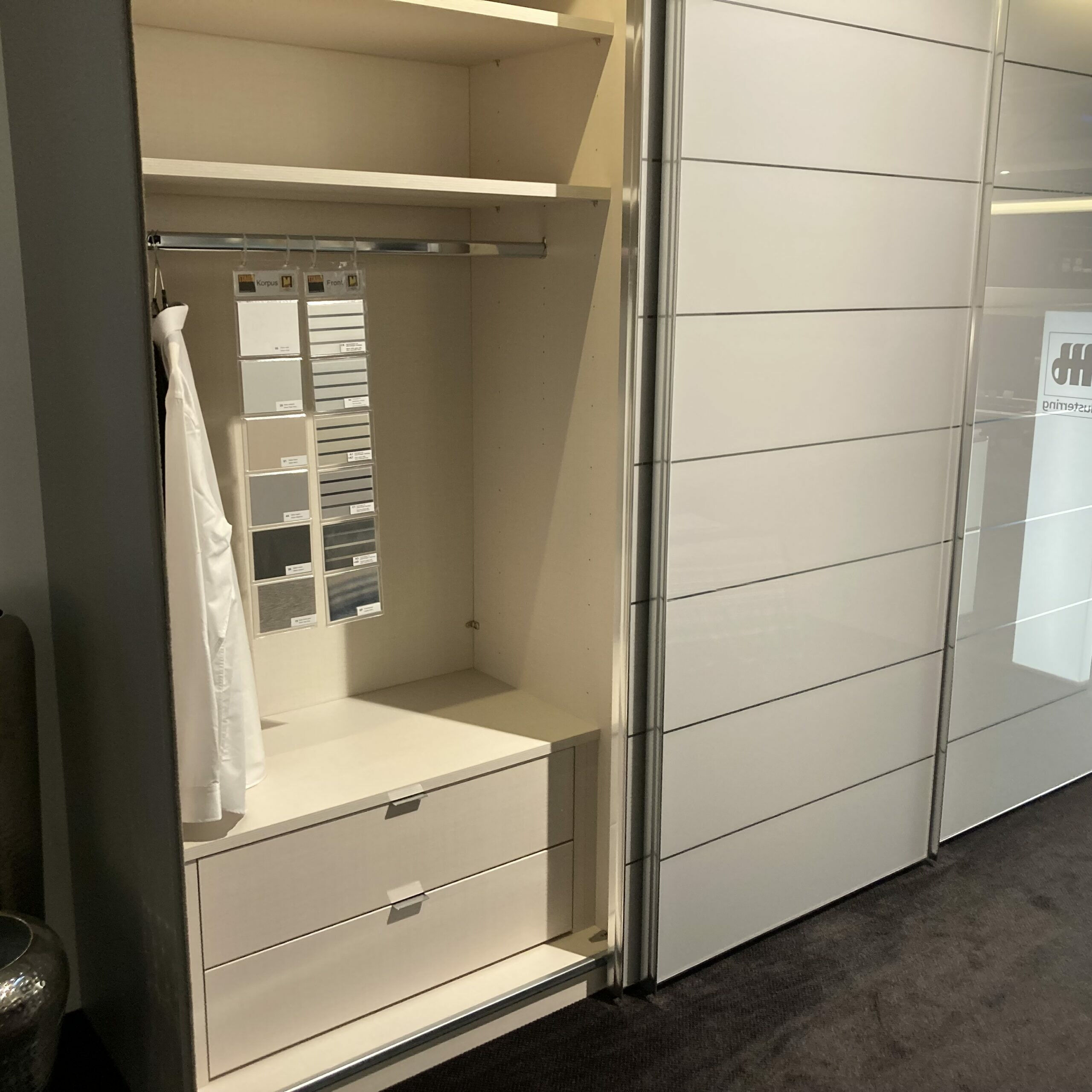 Staud - Schwebetürenschrank Arango Korpus Dekor Saphir Grau Beige Front Glas Saphir Grau Beige Zierlinien Griffe Chrom Inklusive Beleuchtung - 3