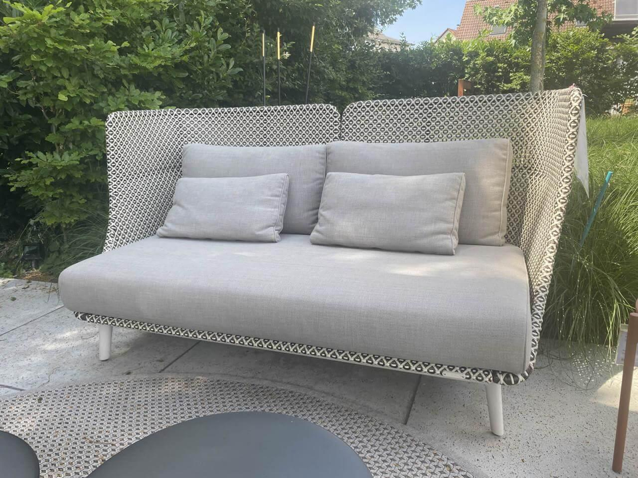 DEDON - Gartensofa Mbarq Geflecht Pepper Schwarz Weiß Gestell Lipari Weiß Inklusive Kissenset Warmgrey Grau - 5