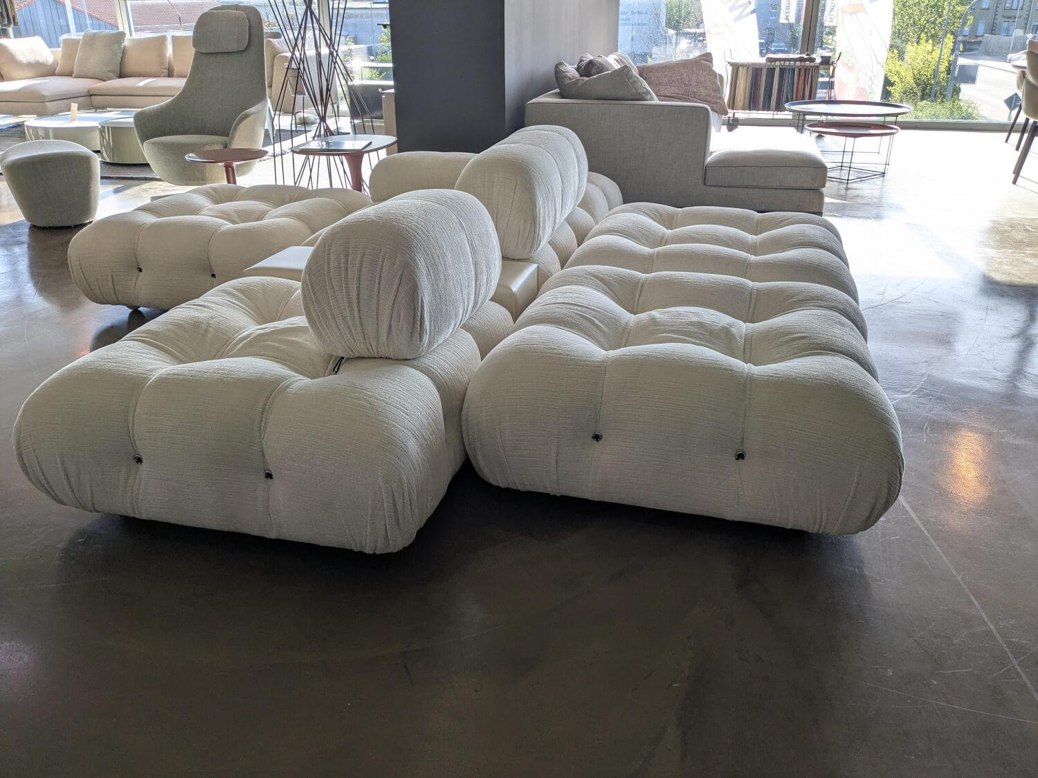 B&B Italia - Wohnlandschaft Camaleonda Stoff Enia Elfenbein Weiß mit einem Tisch - 6