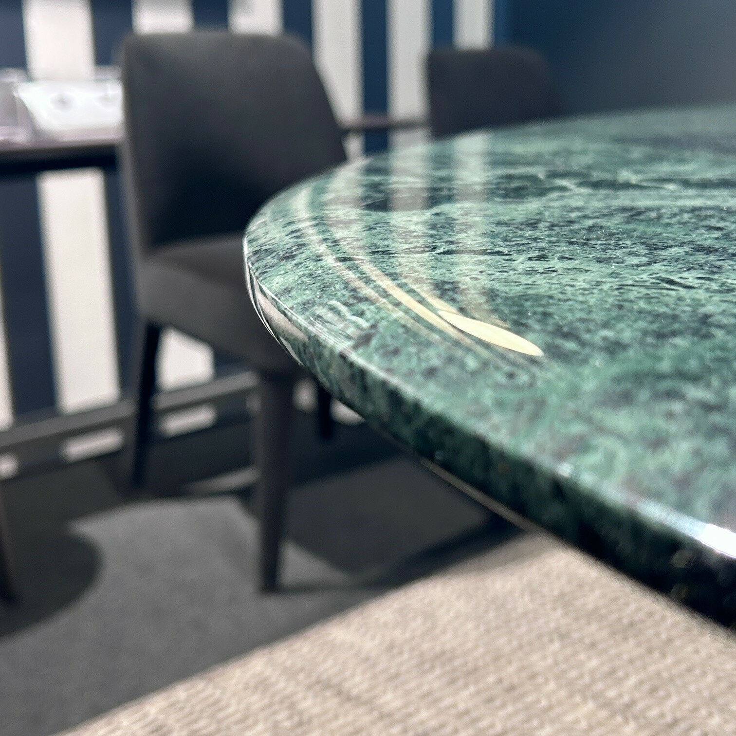 B&B Italia - Esstisch Astrum Platte Marmor Guatemala Grün Glänzend Oval Gestell Aluminium Graphit Schwarz Lackiert - 3