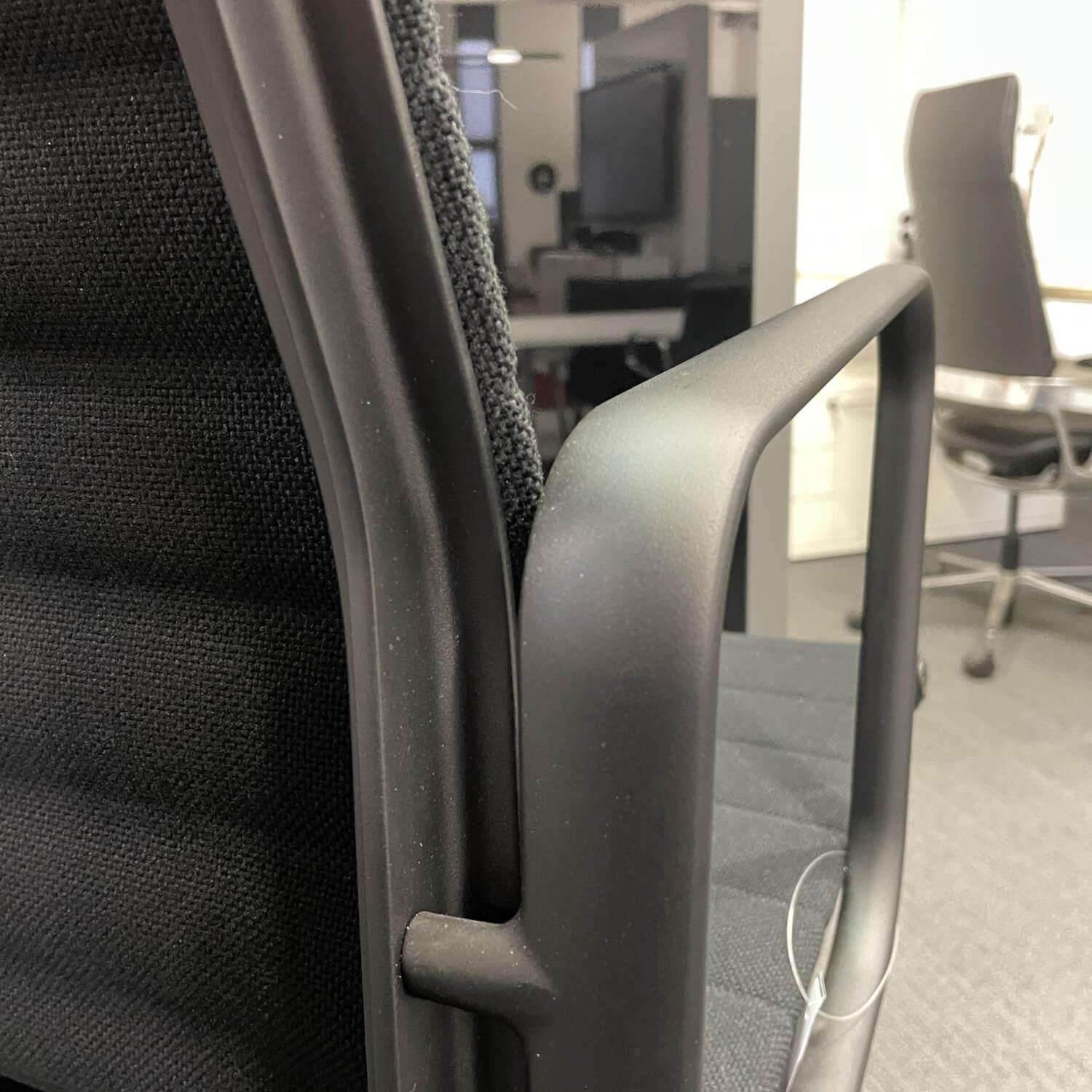 Vitra - Bürodrehsessel Aluminium Chair EA 119 Mit Armlehnen Und Rückneigemechnanik Hopsak Nero - 3