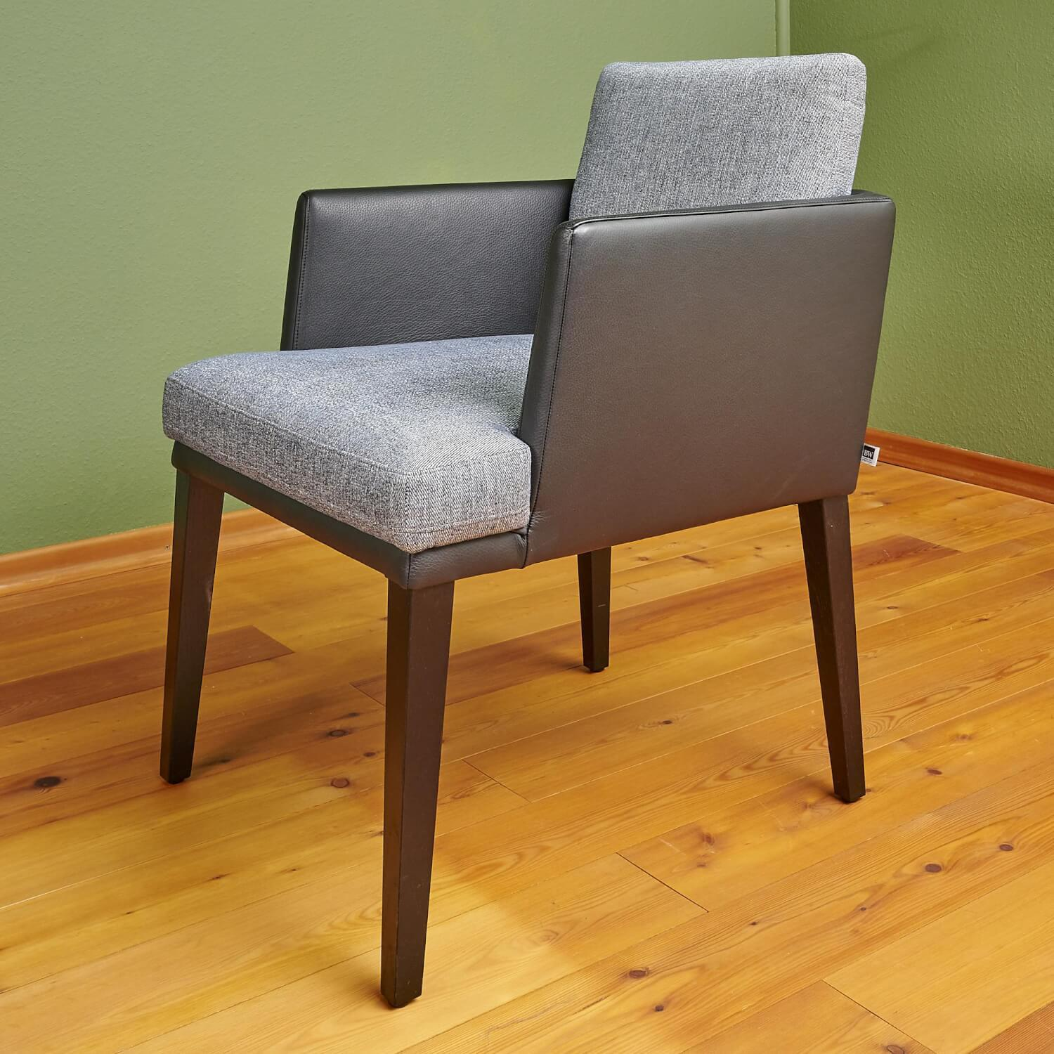 Bielefelder Werkstätten - Stuhl Polo Dining Mit Armlehne Sitz Stoff Noah Grau Rücken Leder Normandie Schwarz Füße Eiche Schwarz Gebeizt - 8