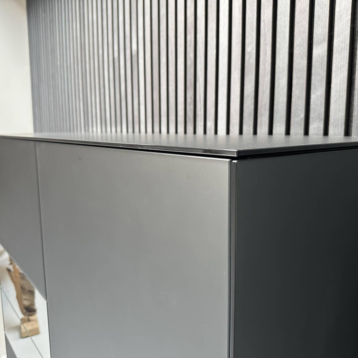 Kettnaker - Sideboard Soma Korpus Lack Schwarz Matt Gittergestell Metall Schwarz Abdeckplatte Grau Spiegel Matt - 6