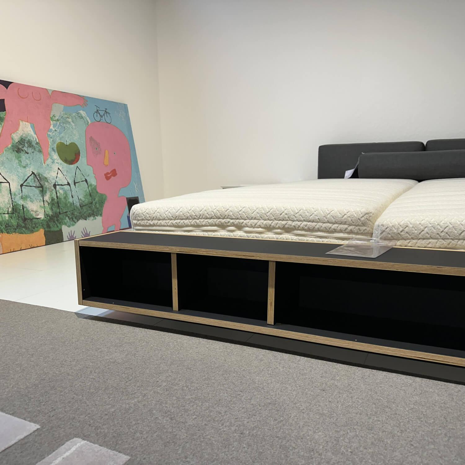 Müller Möbelwerkstätten - Bett Maude HPL Schwarz Matt Beschichtet Mit Ablageboard Inklusive Rückenkissen Und Nackenrolle - 7