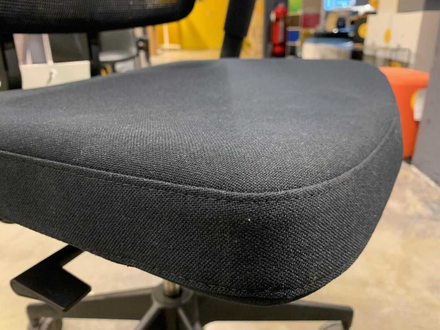 Drehstuhl AM Chair Netzrücken Plano Nero Gestell Kunststoff Tiefschwarz mit 3D-Armlehnen