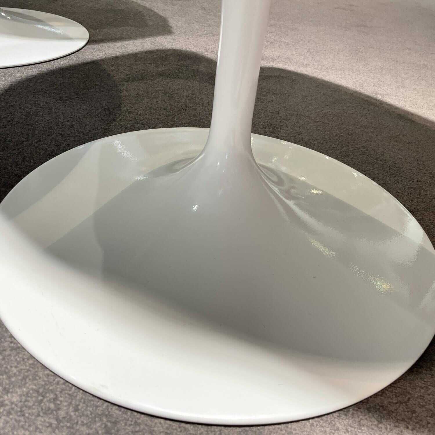 Knoll International - 2er-Set Armlehnenstühle Tulip Saarinen Schale und Gestell Weiß Innenschale und Sitzkissen Stoff Hall - 2