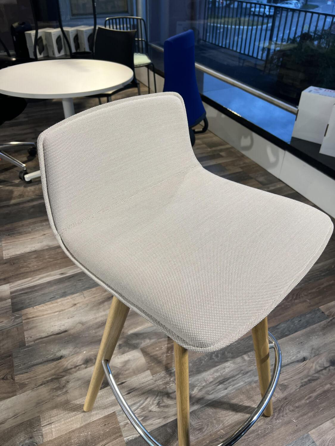 Eigene Herstellung - Barhocker Uni Verso Sitzschale Voll Umpolstert PUxx 21 7136 Beige Fuß Buche Natur Braun - 4