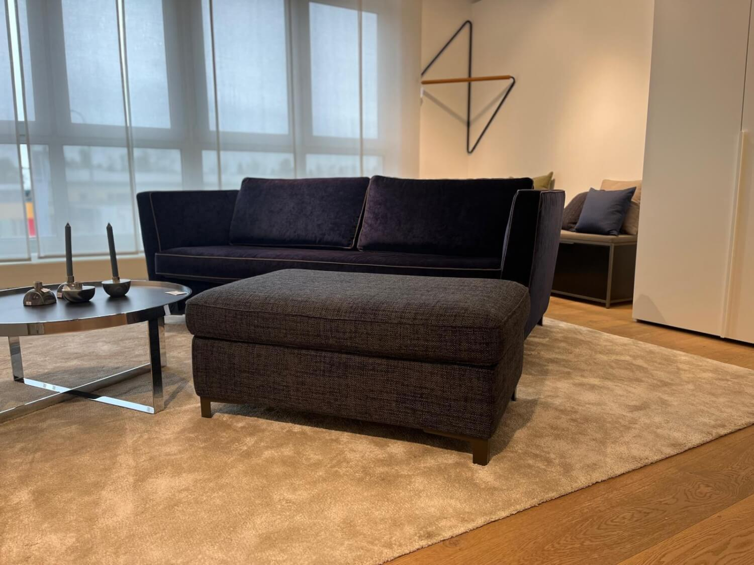 Christine Kröncke - Sofa Hailey Stoff Eloy 052 Navy Blue Gestell Metall 15 Rauchbraun Hocker Stoff Chameleon 086 Grau-Blau mit Hocker - 2