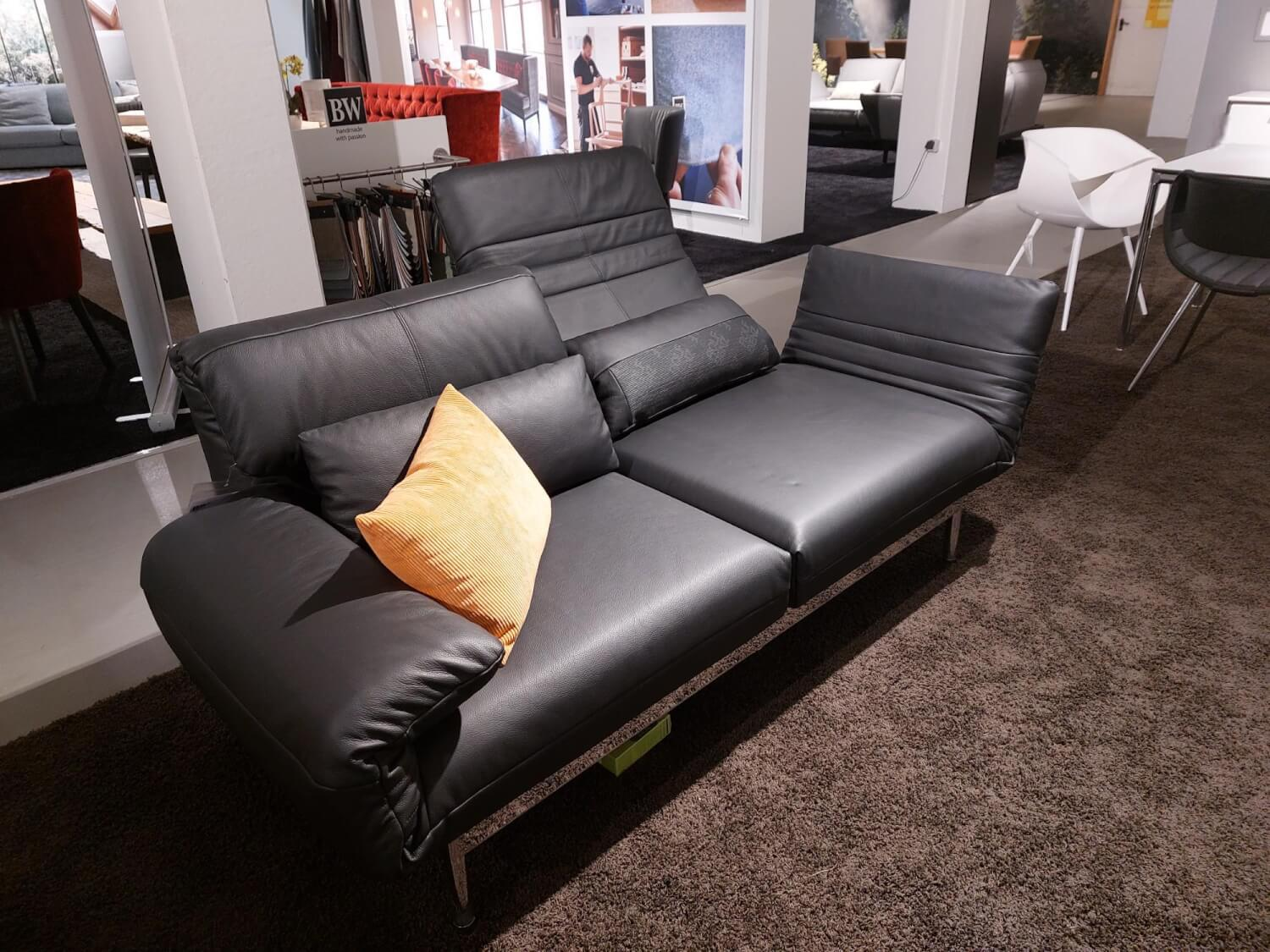 Rolf Benz - Sofa Plura Leder 60.500 Schwarz Fuß Stahl Glanzchrom Sitz Beidseitig Schwenkbar Rücken Verstellbar Inklusive Liegerücken Und 2 Nierenkissen Ohne Dekokissen - 4