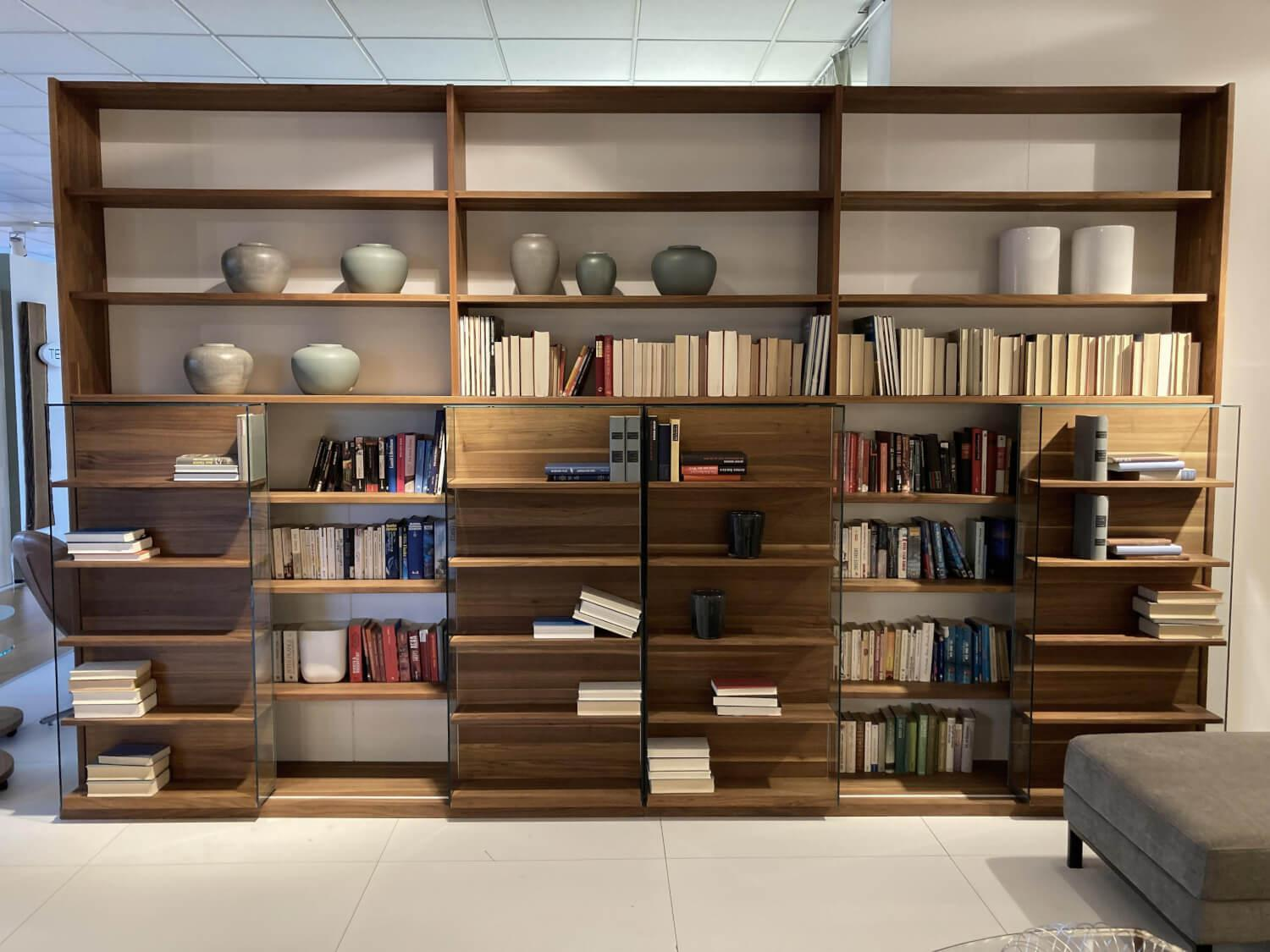 Team 7 - Schieberegal Cubus Holz Naturöl Nussbaum Schiebetür Klarglas - 3