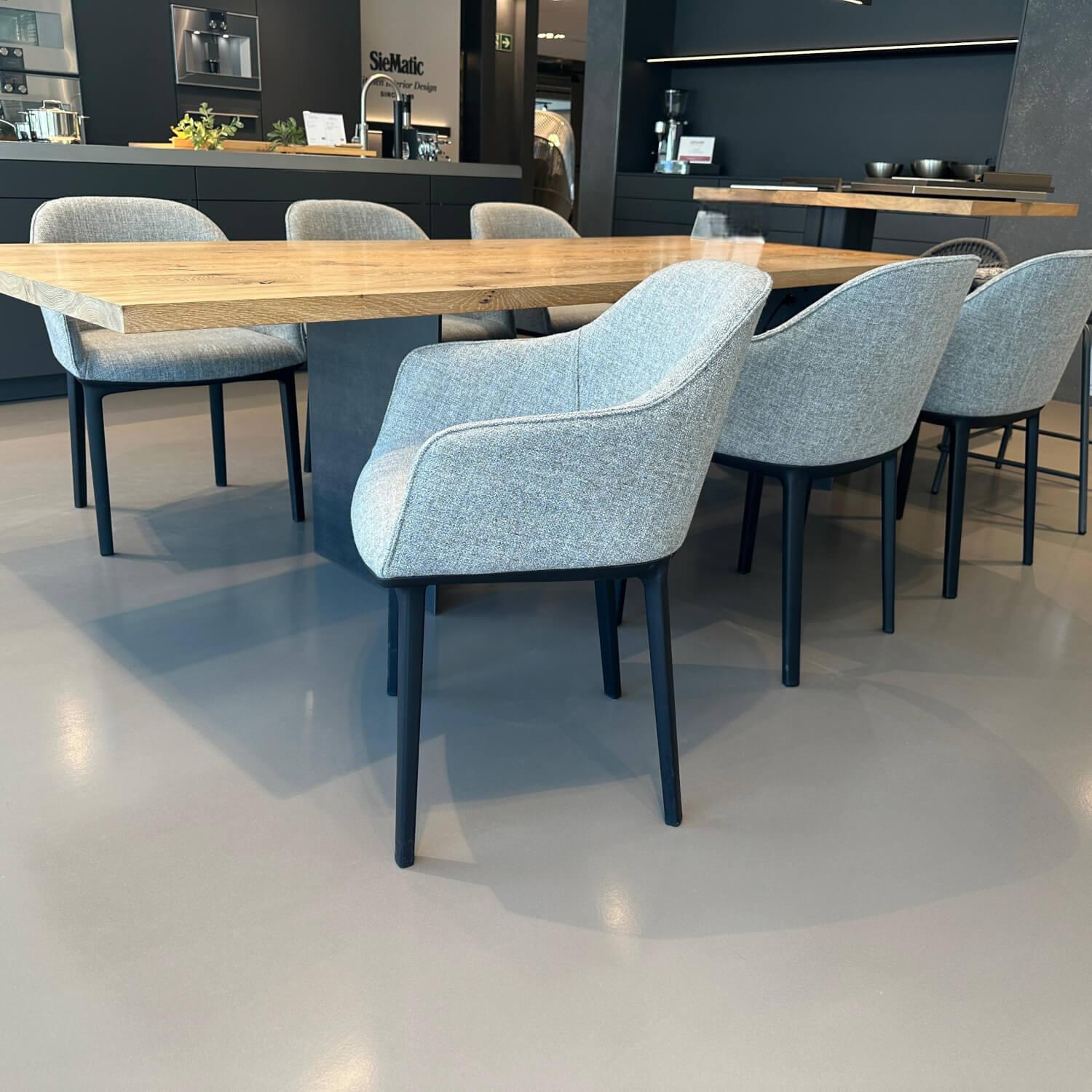 Vitra - 6er-Set Armlehnstuhl Softshell Stoff Savana 06 Siragrey Melange Grau Gestell Basic Dark Schwarz - 4