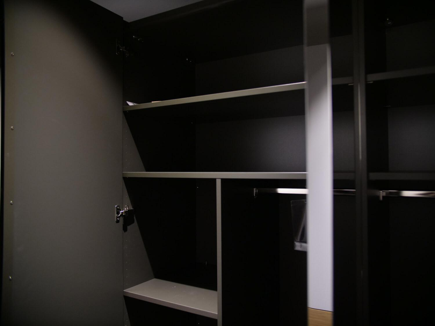 Hülsta - Kleiderschrank Mit Drehtüren Multi Forma II Lack Taupe Griffleiste Chrom Glänzend - 5