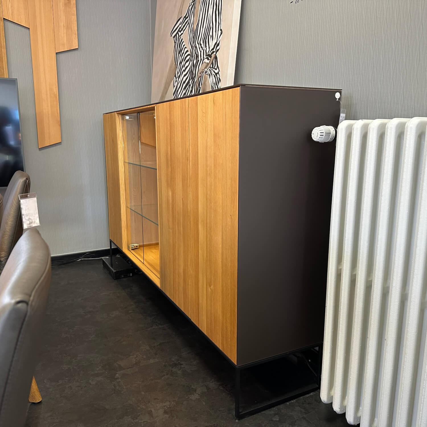 Team 7 - Anrichte Cubus Pure Eiche Naturöl Farbglas Dunkelbraun Metallgestell Schwarz Mit Beleuchtung - 7