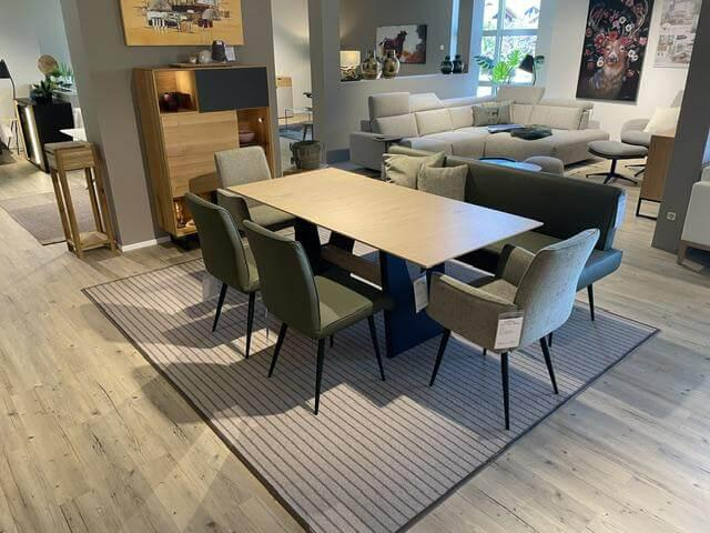 K+W - Essgruppe Vari Tisch Asteiche Furniert Bianco mit 4 Stühle Leder Bronco Zypresse Grün 1 Bank - 4