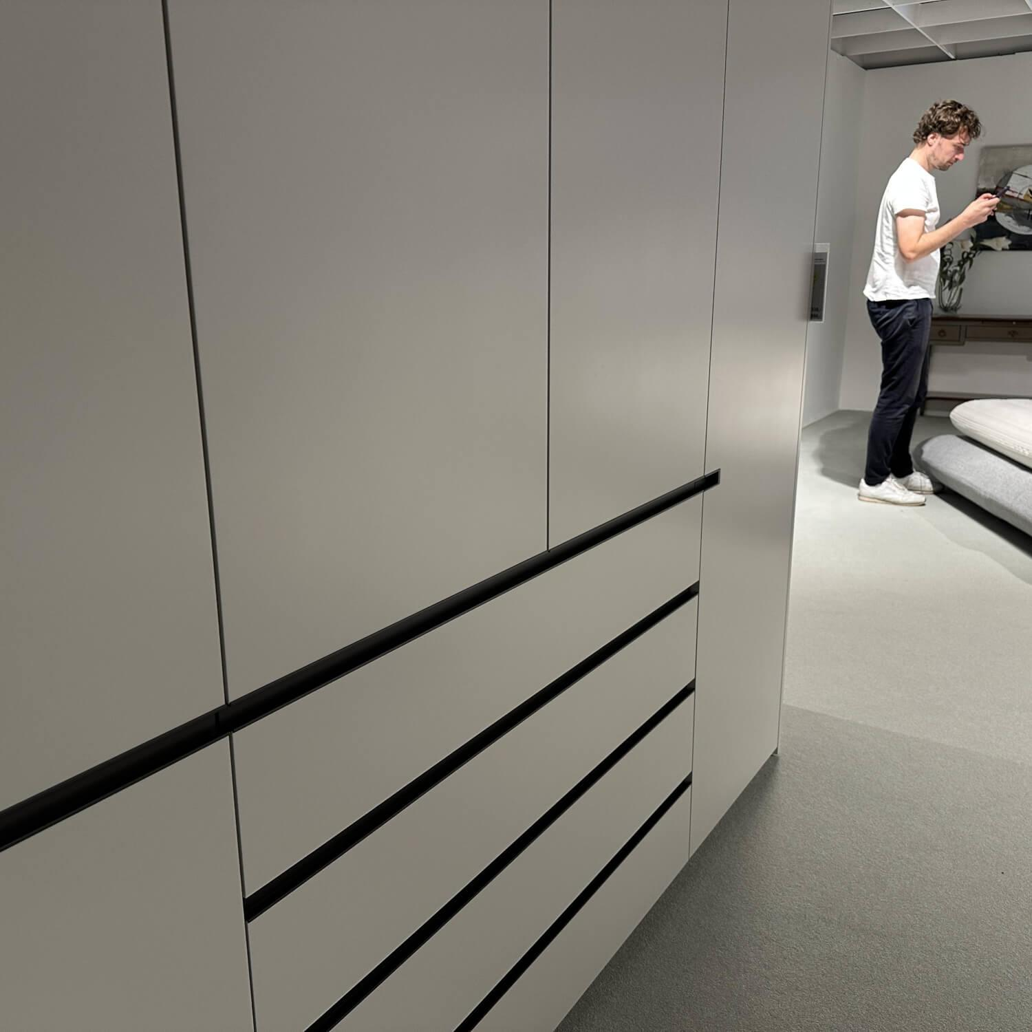Interlübke - Kleiderschrank Collect Mattlack Außen M08 Greige Innen M23 Muschel Grau - 2