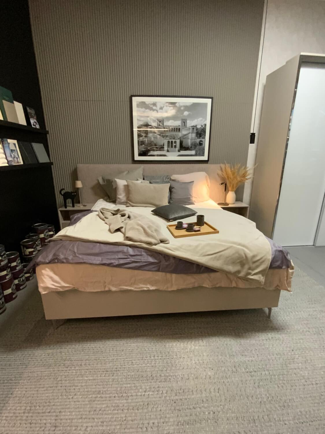 Kettnaker - Bett B3 Kopfteil Stoff Maple Creme Füße Verchromt Inklusive Nachttische Mattlack Seide Weiß - 2