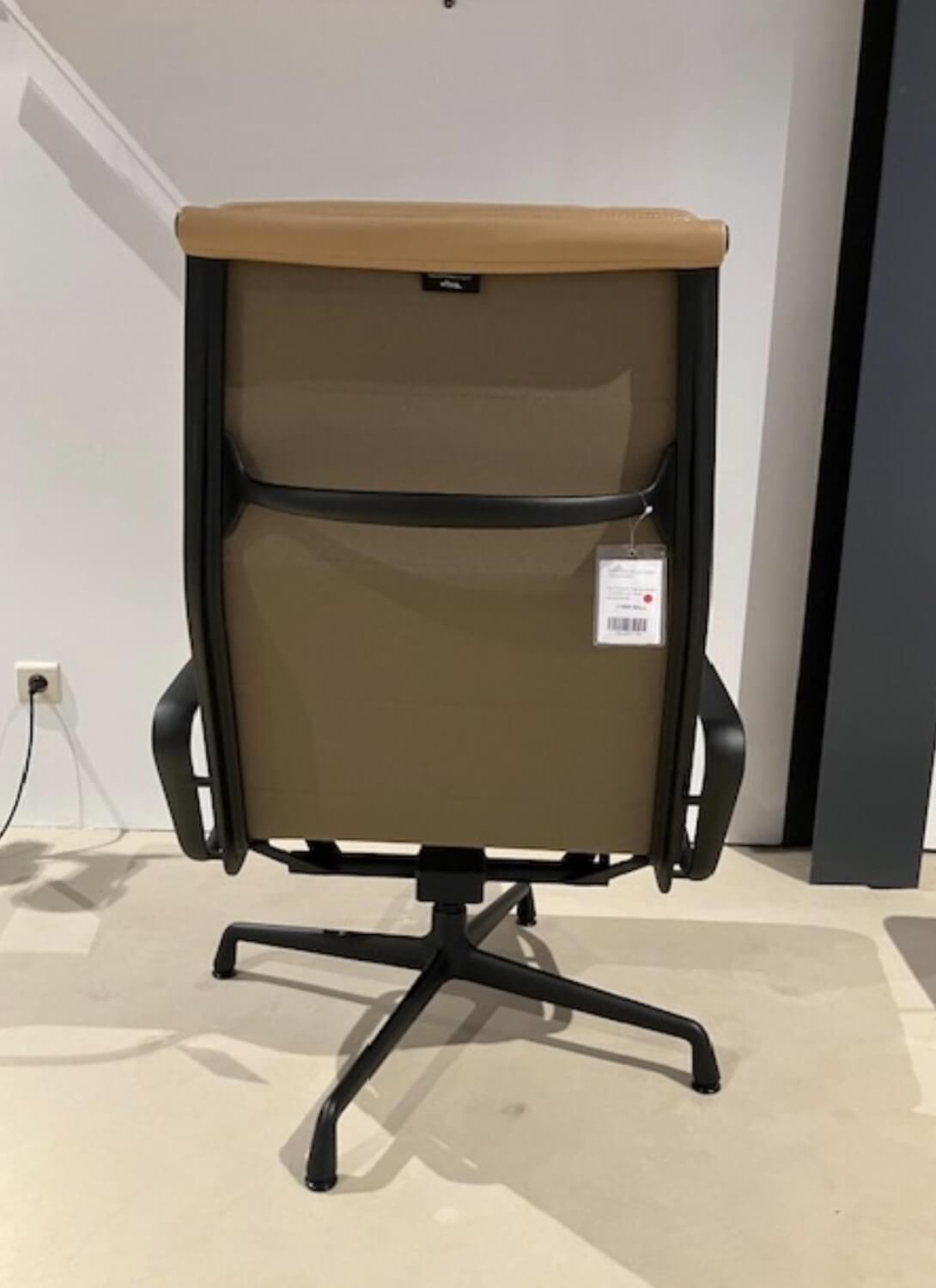 Vitra - Relaxsessel Soft Pad EA222 Leder Premium F Ocker 62 Hellbraun Gestell Metall Tiefschwarz Pulverbeschichtet Inkl. Hocker - 2