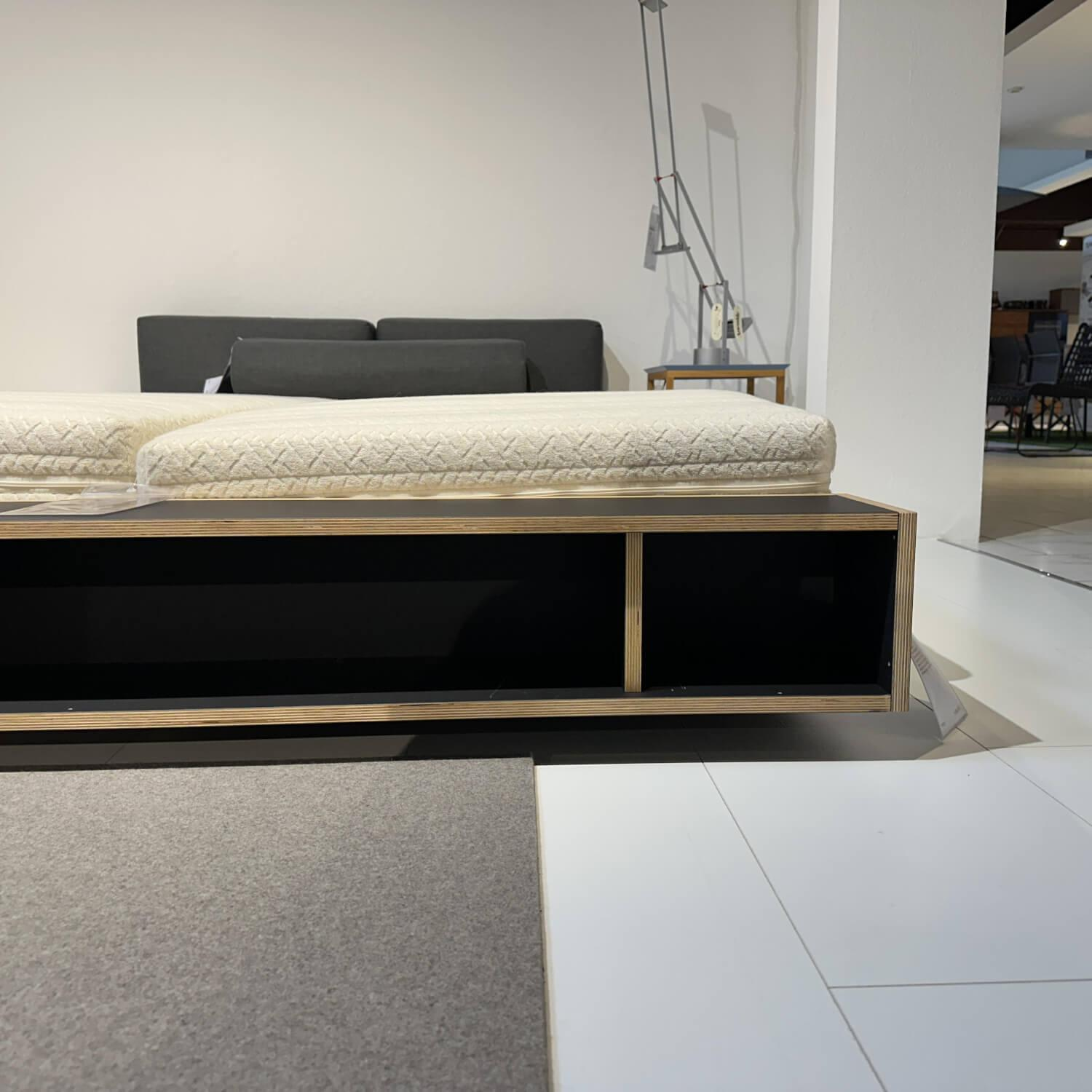 Müller Möbelwerkstätten - Bett Maude HPL Schwarz Matt Beschichtet Mit Ablageboard Inklusive Rückenkissen Und Nackenrolle - 4