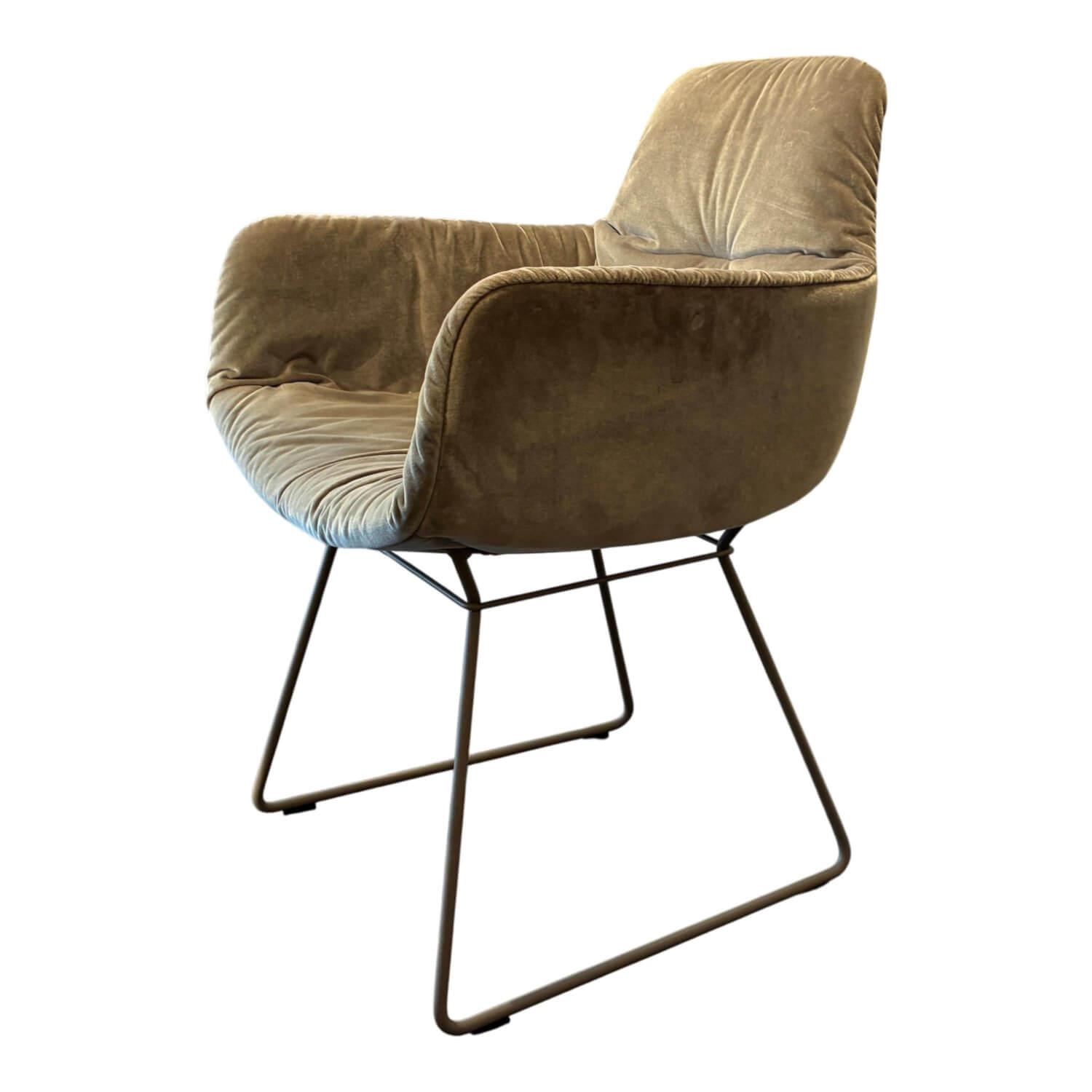 Freifrau - Armlehnstuhl Leya Armchair High Stoff Avalon 0021 Grau Grün Drahtgestell Messing Lasiert - 1