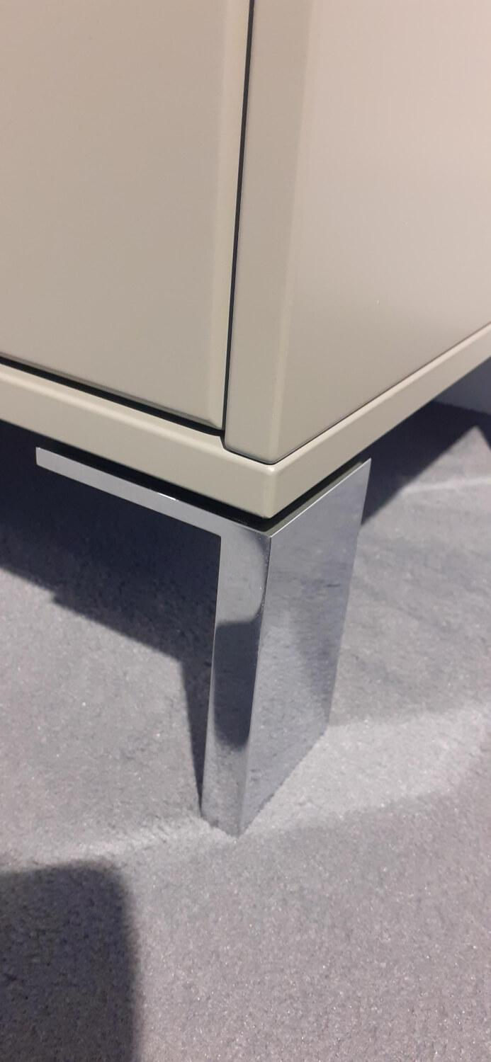 Rietberger Möbelwerke - Schrank Deviso Lack Matt Olivegrau Winkelfüße Chrom Glänzend - 14