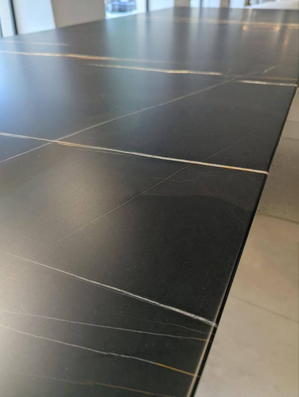 Molteni & C - Esstisch Diamond Marmorplatte Sahara Noir Gestell Aluminium Metallic Finish - 5