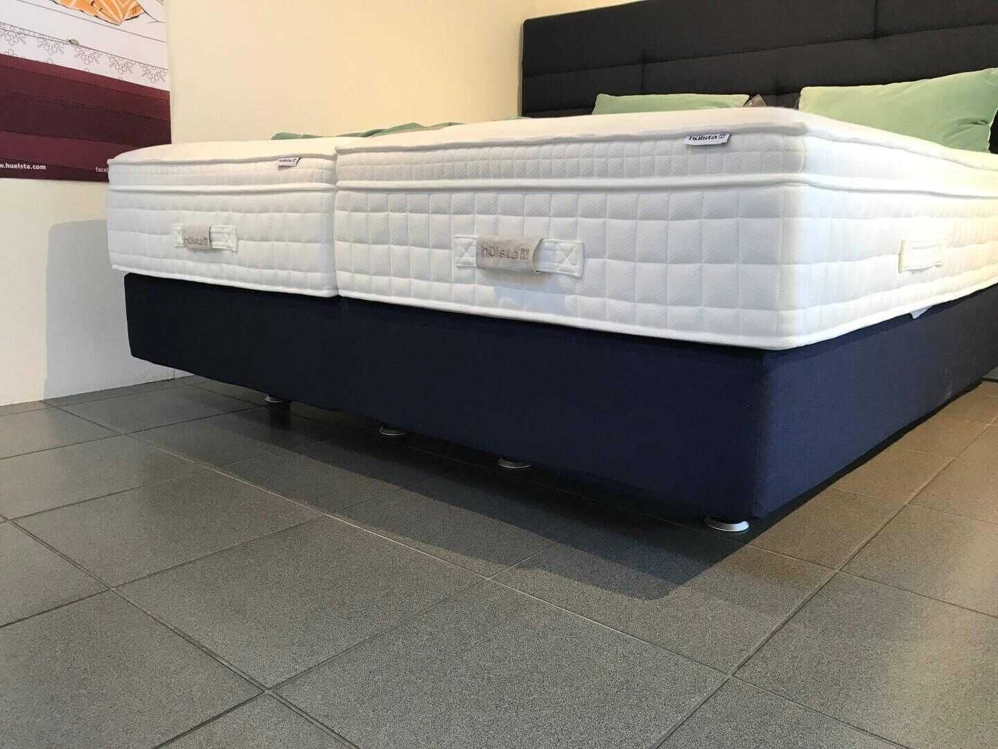 h-C3-BClsta-boxspringbett-stoff-dunkelblau-mit-matratze-plaid-und-2-kissen-1df7e86f279a5d1f75ce577e6 Hülsta - Boxspringbett Stoff Dunkelblau mit Matratze Plaid und 2 Kissen - 4