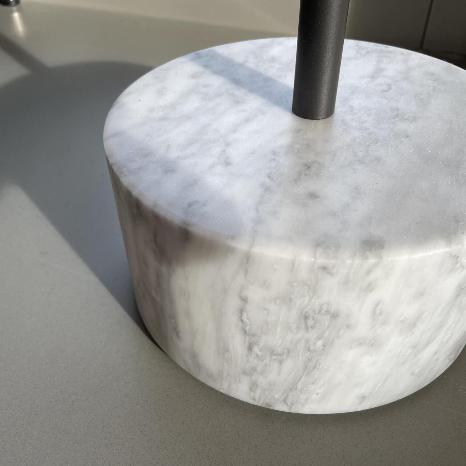 Cassina - Beistelltisch 9 Platte Aluminium Und Glas Ziegelrot Gestell Anthrazit Basis Marmor Carrara Weiß - 3