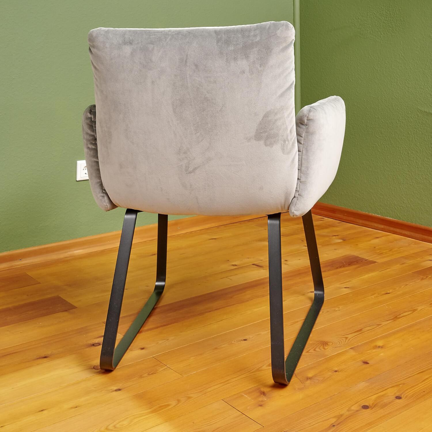 Bielefelder Werkstätten - Stuhl Heaven Dining Mit Armlehnen Stoff City Velvet Reloaded Grau Kufe Metall Schwarz - 10