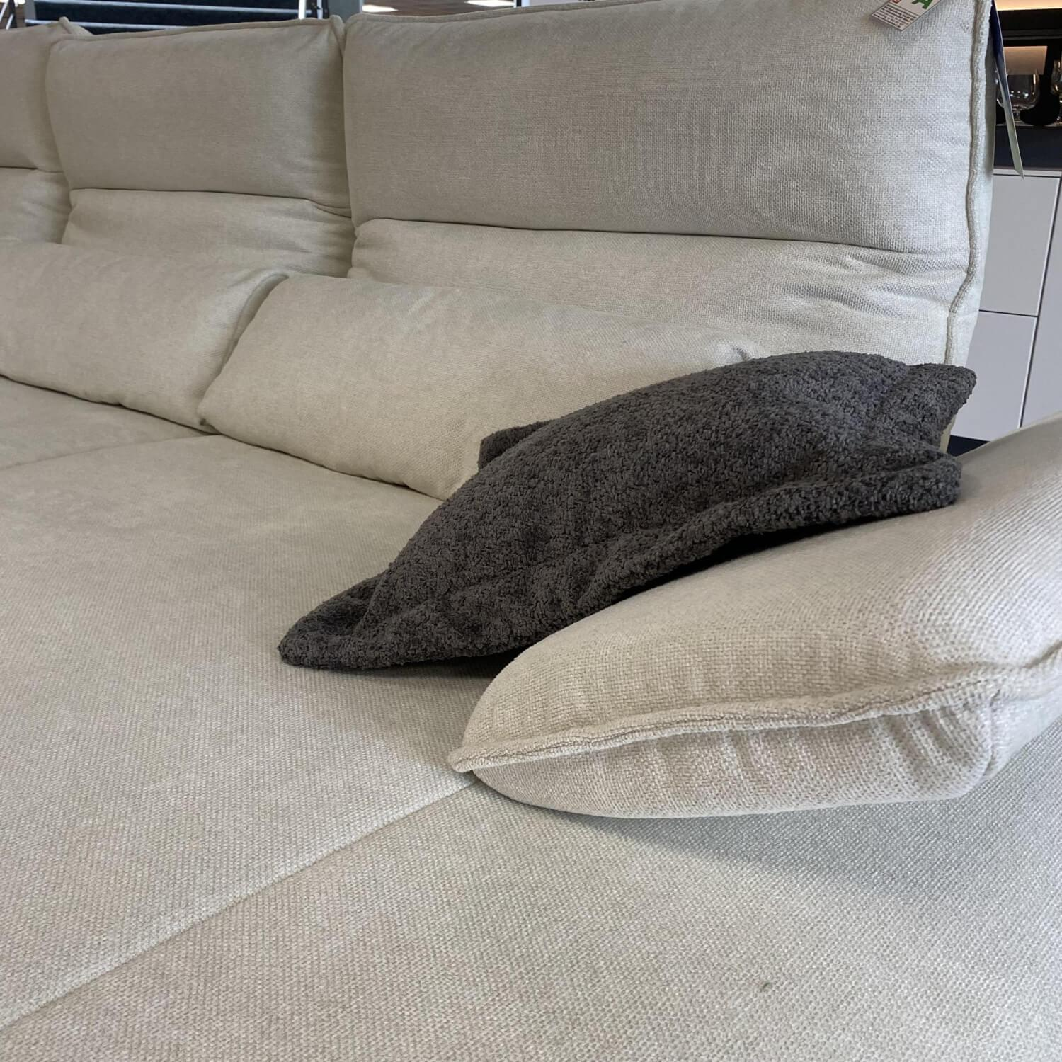 Hukla - Ecksofa Henner Stoff Cyber Cyber Natur Grau Beige Creme Gestell Und Füße Edelstahl Lackiert Schwarz Mit Elektrischer Fußablage Inklusive Hocker Und 4 Kissen - 12