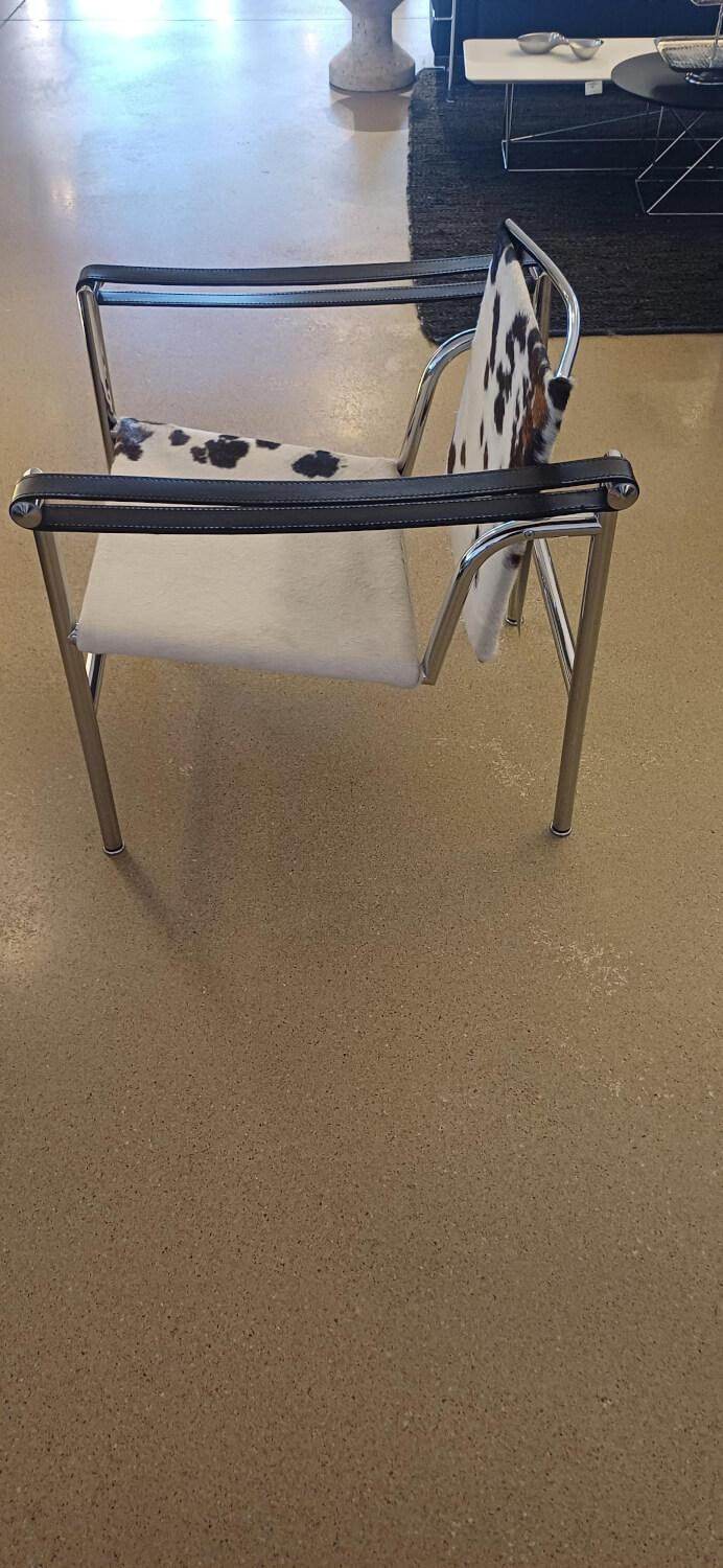 Cassina - Sessel LC1 Sitz Fell Gefleckt Schwarz Weiß Braun Armlehnen Kernleder Schwarz Gestell Stahl Verchromt - 3